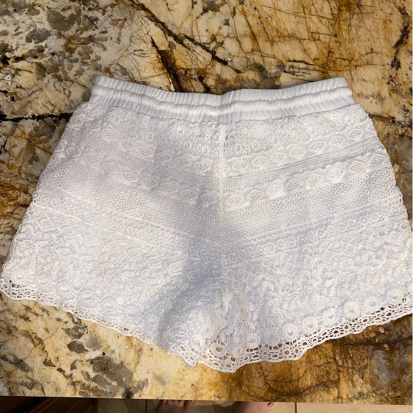 💖White Lace Shorts - Picture 2 of 5